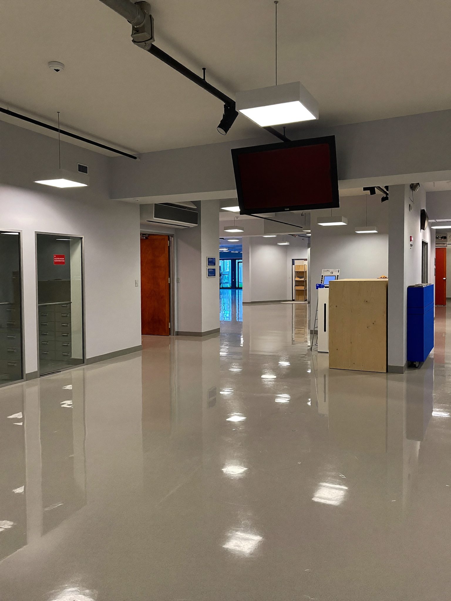 Spațiu comercial pregătit, curat și ordonat pentru clienți